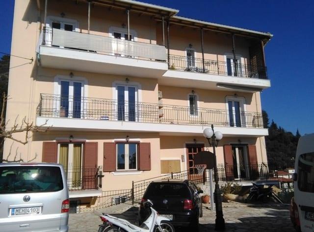 Τριόροφος Οικοδομή Τριόροφος Οικοδομή